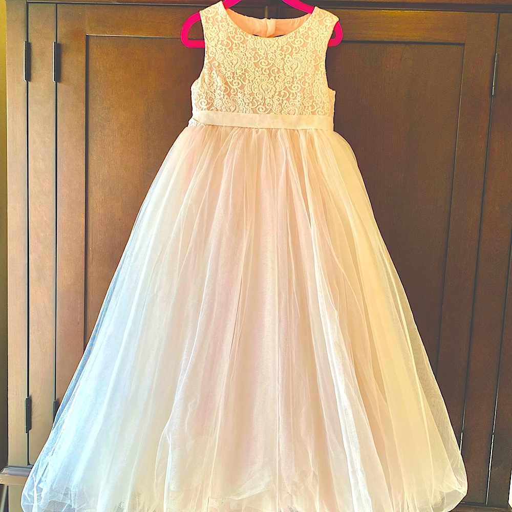 Flower girl dress from Davids Bridal. Size 5. In great condition. Blush pink.